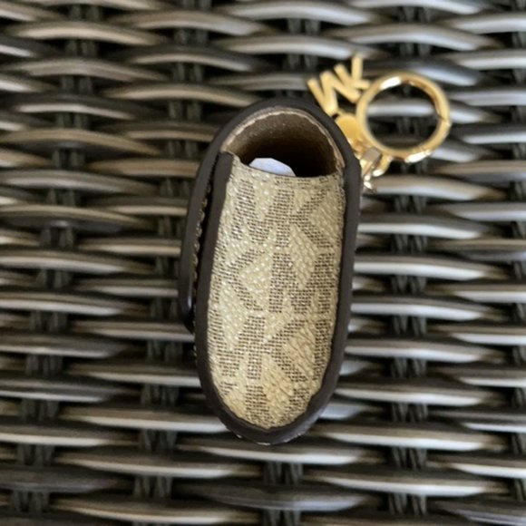 Michael Kors Jet Set Travel AirPod Case - Picture 4 of 16